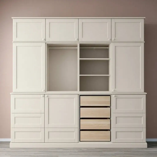 Armario con puertas molduradas y huecos centrales - beige